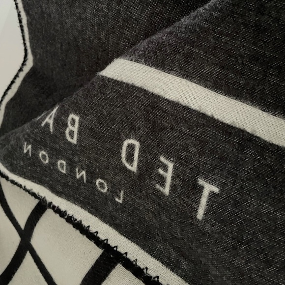 TED BAKER LONDON - MONDI Cape Scarf - Picture 3 of 3